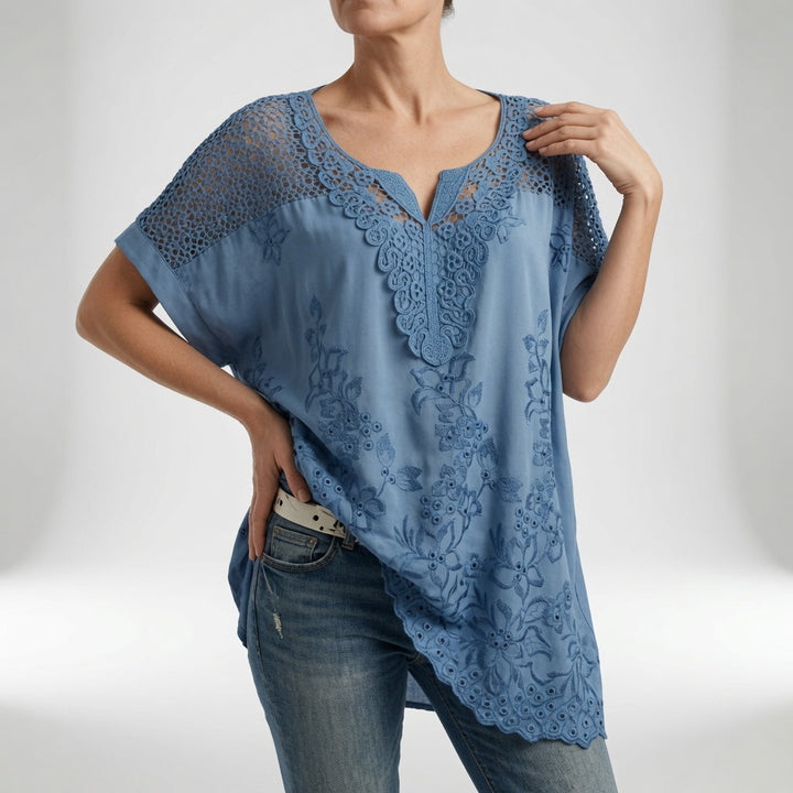 Brodérine™ — Blouse col V dentelle brodée manches courtes