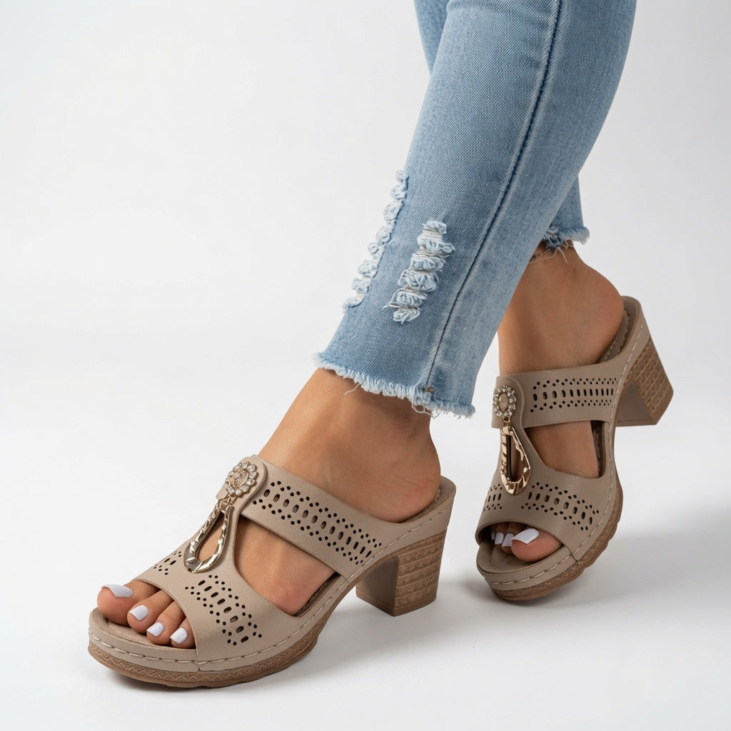 Jourdane™ — Mule talon bloc bout ouvert découpes décoratives boucle élégance estivale
