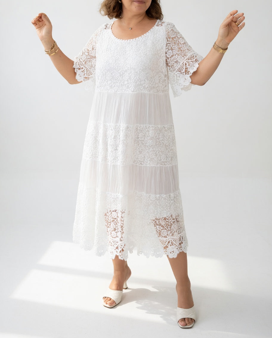 Clarisse™ — Robe midi élégante à dentelle délicate