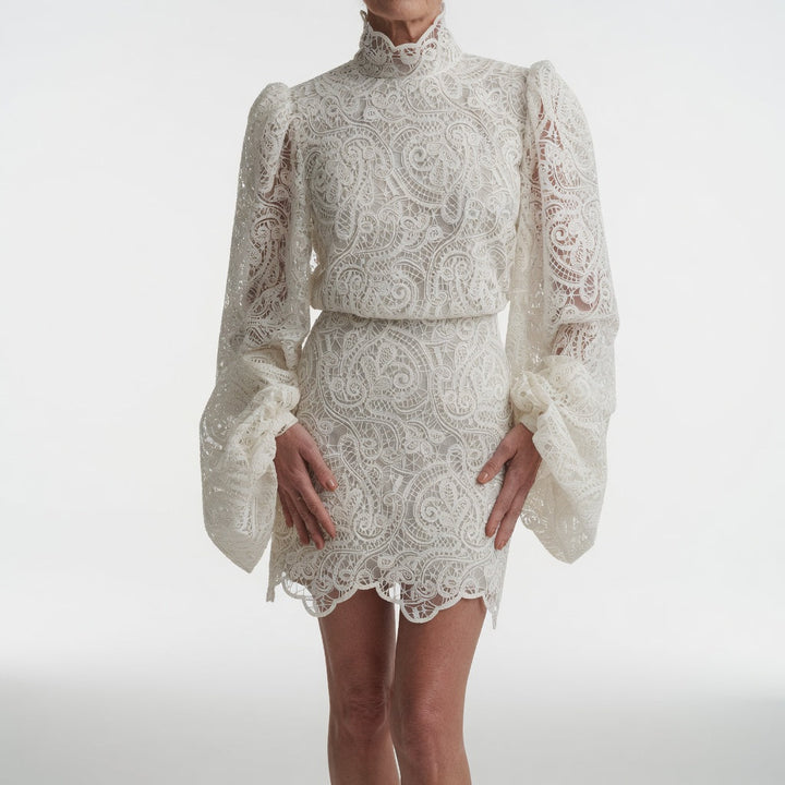 Blancheline™ — Robe dentelle blanche manches bouffantes élégance romantique